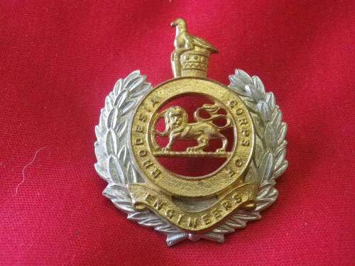 RHODESIA CORPS. OF ENGINEERS BI METAL CAP BADGE 1965-67          (3895)