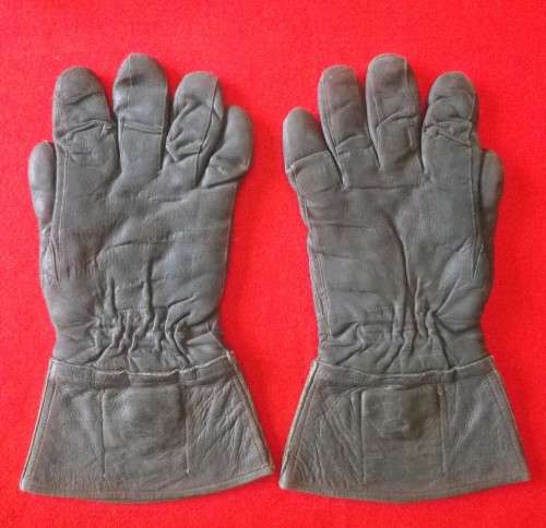 GERMAN - WW2 PAIR MOTORCYCLISTS GLOVES - STAMPED 22JAN 1942 - MADE NOKEL & CO, BERLIN - SCARCE(3913)
