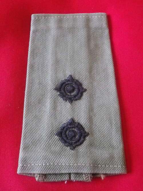 RHODESIAN ARMY - LIEUTENANT'S EPAULETTE SLIP ON        (7398)