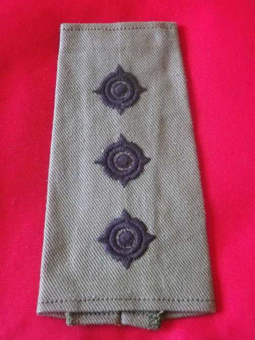 RHODESIAN ARMY - CAPTAIN'S EPAULETTE SLIP ON     (7399)