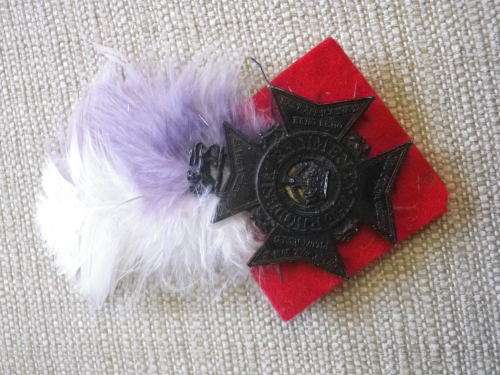 RHODESIA REGT. BADGE + 4 BN. HACKLE - FEATHERS DELICATE      (7417)