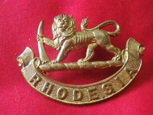RHODESIAN STAFF CORPS / GENERAL SERVICE BRASS HEADDRESS BADGE WW2 ONWARDS  - MADE FIRMIN  (7474)
