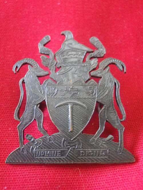 SOUTHERN RHODESIA INTERNMENT CAMP CORPS.  - WW2 BLACKENED SHEET BRASS CAP BADGE - RARE  (7421)