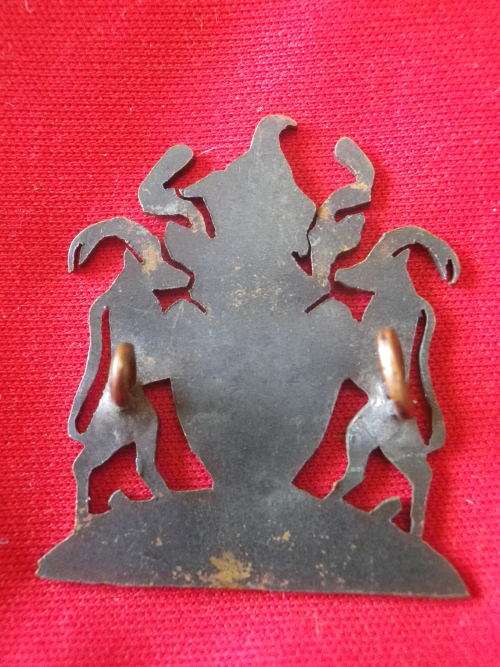 SOUTHERN RHODESIA INTERNMENT CAMP CORPS.  - WW2 BLACKENED SHEET BRASS CAP BADGE - RARE  (7421)