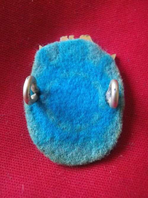 RHODESIAN INTELLIGENCE CORPS  - GOLD ANODISED + ENAMEL CAP BADGE WITH ORIGINAL FELT BACKING   (4660)