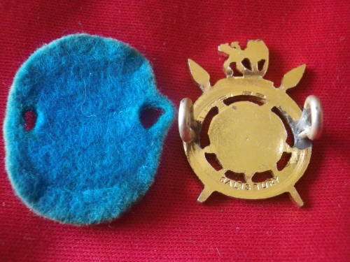 RHODESIAN INTELLIGENCE CORPS  - GOLD ANODISED + ENAMEL CAP BADGE WITH ORIGINAL FELT BACKING   (4660)