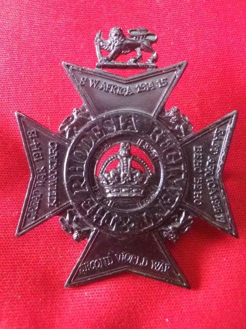 RHODESIA REGT. BLACK ANODISED CAP BADGE    (7599)