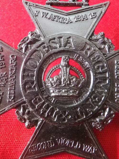 RHODESIA REGT. BLACK ANODISED CAP BADGE    (7599)