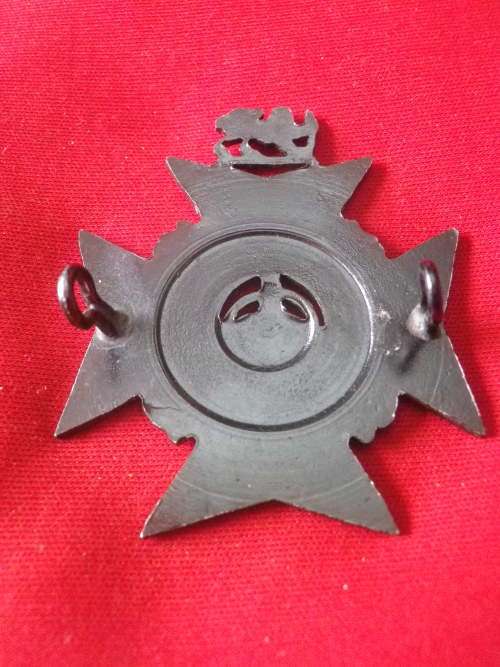 RHODESIA REGT. BLACK ANODISED CAP BADGE    (7599)