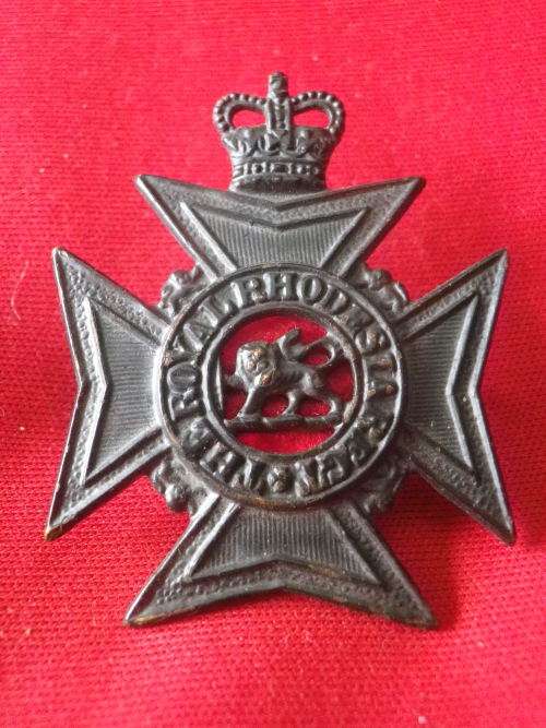 ROYAL RHODESIA REGT.  - BLACKENED BRASS QC  CAP BADGE    (7602)