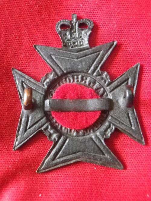 ROYAL RHODESIA REGT.  - BLACKENED BRASS QC  CAP BADGE    (7602)