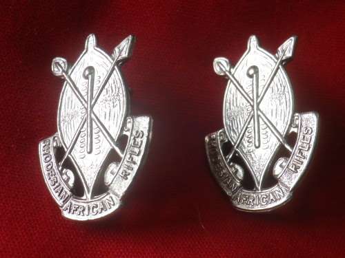 RHODESIAN AFRICAN RIFLES - CHROMED PAIR COLLAR BADGES    (3017)