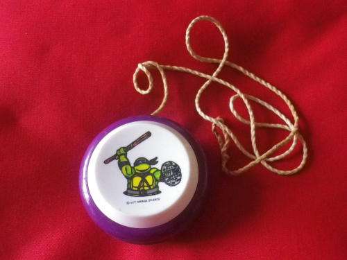 NINJA TURTLE YOYO + STRING - 1990 MIRAGE STUDIOS         (2684)