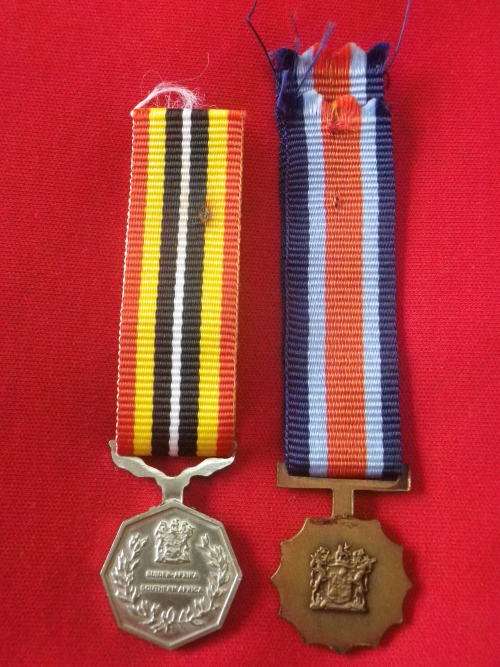 SADF - MINIATURE MEDALS - CHIEF OF SADF COMM MEDAL + SOUTHERN AFRICA MEDAL   (5041)