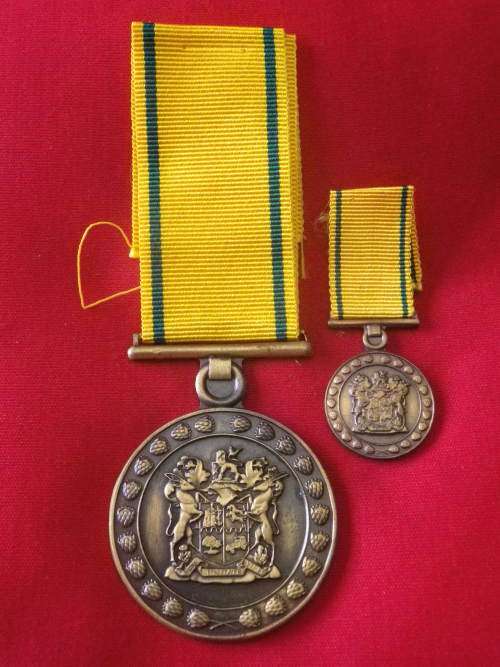 SA PRISONS - 10 YEAR FAITHFUL SERVICE  FULL SIZED  MEDAL + MINIATURE  - BRONZE   (4785)