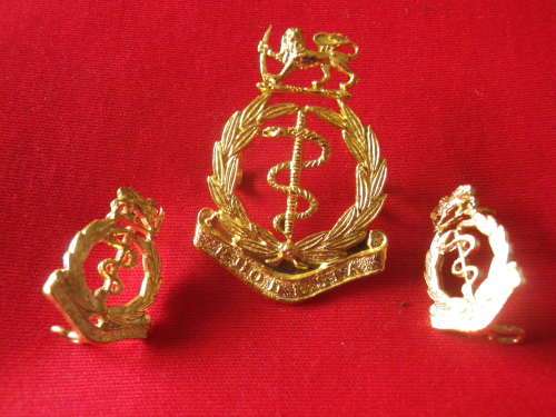 RHODESIAN MEDICAL CORPS. ANODISED CAP + FACING PAIR COLLAR BADGES                (7707)