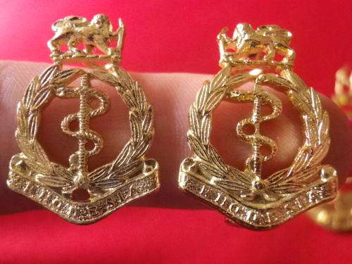 RHODESIAN MEDICAL CORPS. ANODISED CAP + FACING PAIR COLLAR BADGES                (7707)