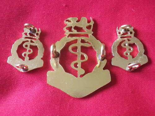 RHODESIAN MEDICAL CORPS. ANODISED CAP + FACING PAIR COLLAR BADGES                (7707)