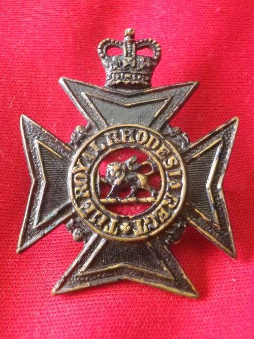 ROYAL RHODESIA REGT. - BLACKENED BRASS QC CAP BADGE 1953-1970   (7723)