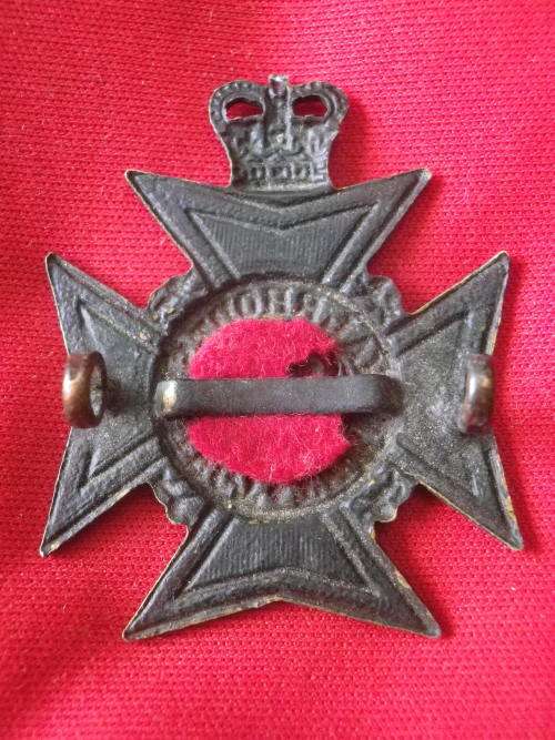 ROYAL RHODESIA REGT. - BLACKENED BRASS QC CAP BADGE 1953-1970   (7723)