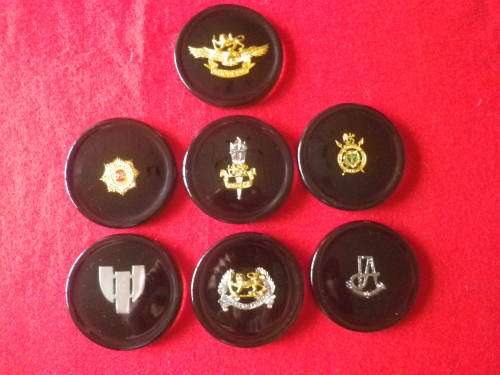 RHODESIAN PERIOD - 7 X RESIN COASTERS - 5 X CORPS + RhAF + INTAF.  DIAMETER 8cm ( 1052)
