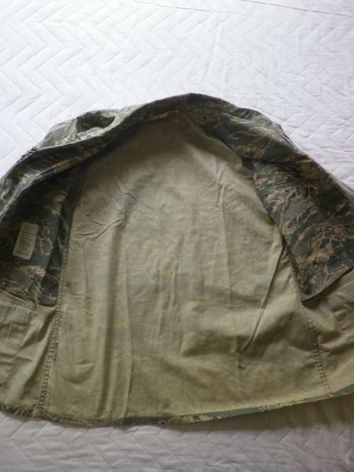 US AIR FORCE DIGITAL `TIGER STRIPE` CAMO TUNIC (SIZE 40) + TROUSERS (SIZE MEDIUM)  (4862)