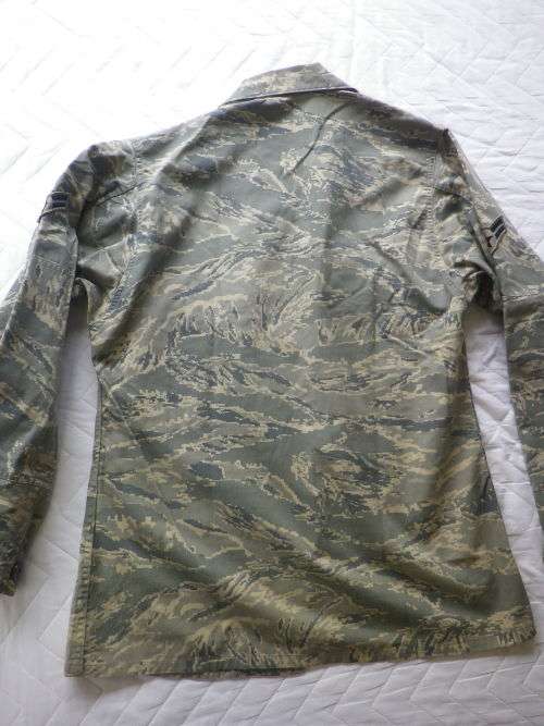US AIR FORCE DIGITAL `TIGER STRIPE` CAMO TUNIC (SIZE 40) + TROUSERS (SIZE MEDIUM)  (4862)