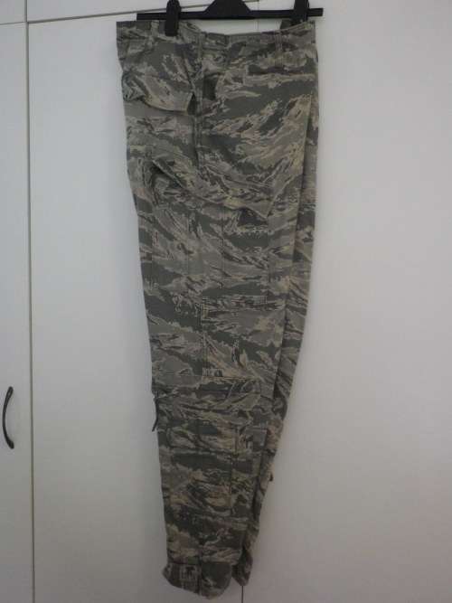 US AIR FORCE DIGITAL `TIGER STRIPE` CAMO TUNIC (SIZE 40) + TROUSERS (SIZE MEDIUM)  (4862)