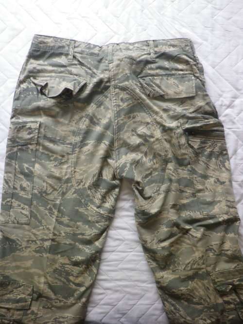 US AIR FORCE DIGITAL `TIGER STRIPE` CAMO TUNIC (SIZE 40) + TROUSERS (SIZE MEDIUM)  (4862)