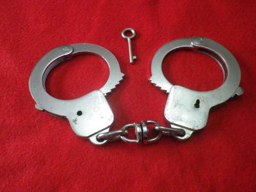 RHODESIA - BSAP- PAIR OF HANDCUFFS STAMPED `RNG` - FEDERATION ERA + KEY, WORKING    (7809)