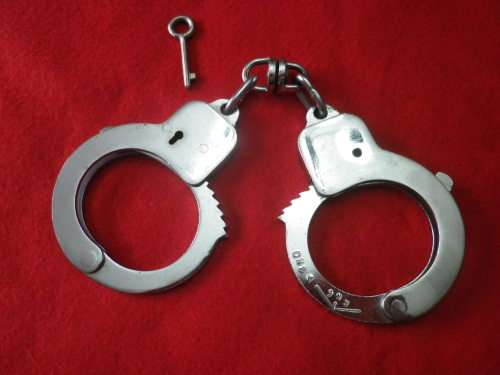 RHODESIA - BSAP- PAIR OF HANDCUFFS STAMPED `RNG` - FEDERATION ERA + KEY, WORKING    (7809)