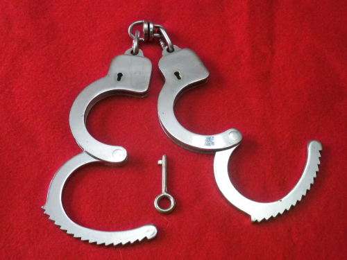 RHODESIA - BSAP- PAIR OF HANDCUFFS STAMPED `RNG` - FEDERATION ERA + KEY, WORKING    (7809)