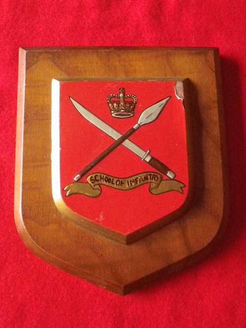 RHODESIAN ARMY - EARLY QC SCHOOL OF INFANTRY PLAQUE - MADE MUNDAY, ENGLAND MINOR DAMAGE   (7838)