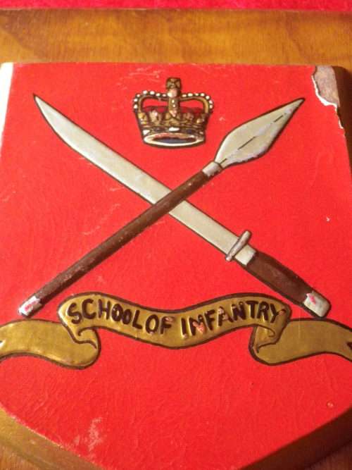 RHODESIAN ARMY - EARLY QC SCHOOL OF INFANTRY PLAQUE - MADE MUNDAY, ENGLAND MINOR DAMAGE   (7838)