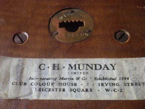 RHODESIAN ARMY - EARLY QC SCHOOL OF INFANTRY PLAQUE - MADE MUNDAY, ENGLAND MINOR DAMAGE   (7838)