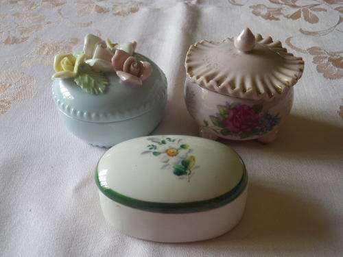 3 SMALL TRINKET BOWLS WITH LIDS - GREAT CONDITION