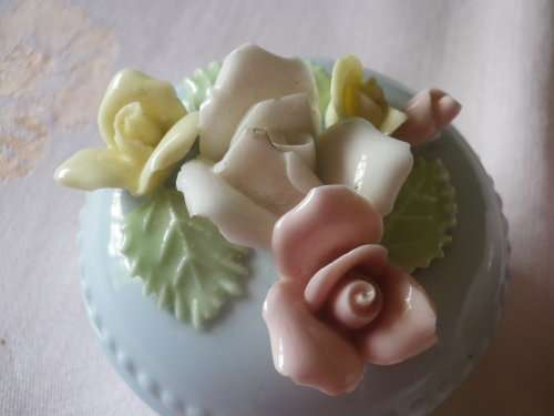 3 SMALL TRINKET BOWLS WITH LIDS - GREAT CONDITION