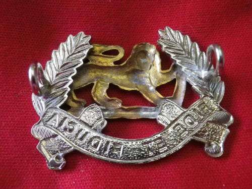 RHODESIAN ARMY PAY CORPS  - BIMETAL CAP BADGE   (6041)