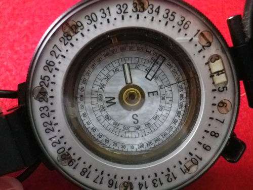 RHODESIAN BUSH WAR - PRISMATIC MARCHING COMPASS IN LEATHER CASE - MADE BARKER & SON UK - (6507)