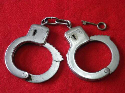 RHODESIA BSAP - PAIR REUTELER HANDCUFFS WITH ORIGINAL KEY - IN WORKING ORDER     (569)