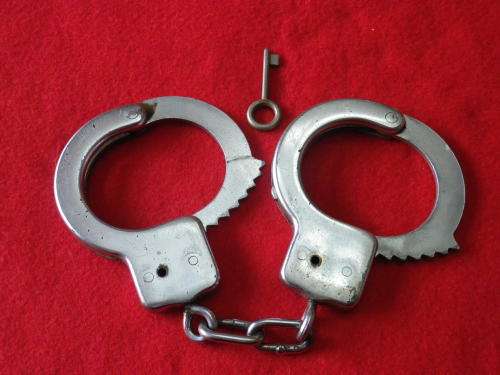 RHODESIA BSAP - PAIR REUTELER HANDCUFFS WITH ORIGINAL KEY - IN WORKING ORDER     (569)