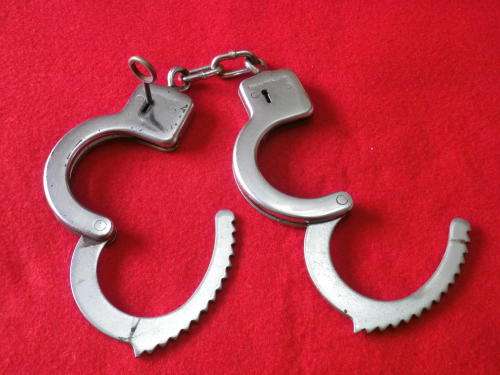 RHODESIA BSAP - PAIR REUTELER HANDCUFFS WITH ORIGINAL KEY - IN WORKING ORDER     (569)