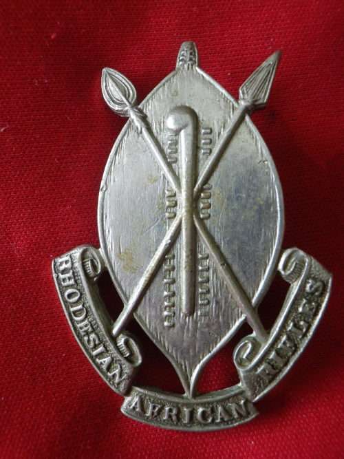 RHODESIAN AFRICAN RIFLES - WM HEADDRESS BADGE PRE 1965 - STAMPED FIRMIN     (8049)
