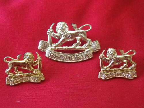 RHODESIAN STAFF CORPS - GOLD ANODISED CAP + FACING PAIR COLLAR BADGES     (8112)