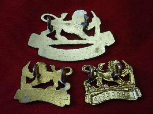 RHODESIAN STAFF CORPS - GOLD ANODISED CAP + FACING PAIR COLLAR BADGES     (8112)