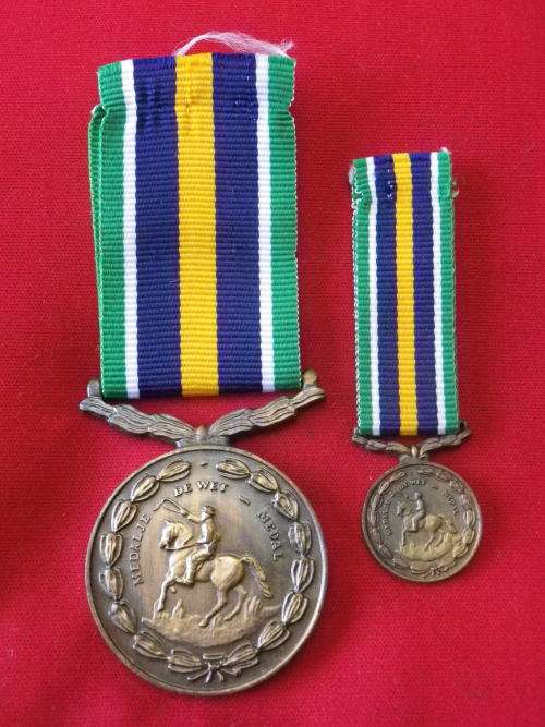 SADF - COMMANDO`S DE WET MEDAL + MINIATURE            (4024)