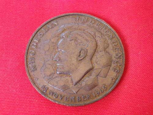 RHODESIA INDEPENDENCE BRONZE MEDALLION              (8160)