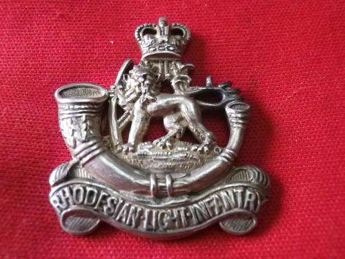 RHODESIAN LIGHT INFANTRY - OFFICERS HALLMARKED SILVER QC BERET BADGE - LUGS REMOVED  (8180)