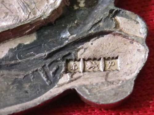 RHODESIAN LIGHT INFANTRY - OFFICERS HALLMARKED SILVER QC BERET BADGE - LUGS REMOVED  (8180)