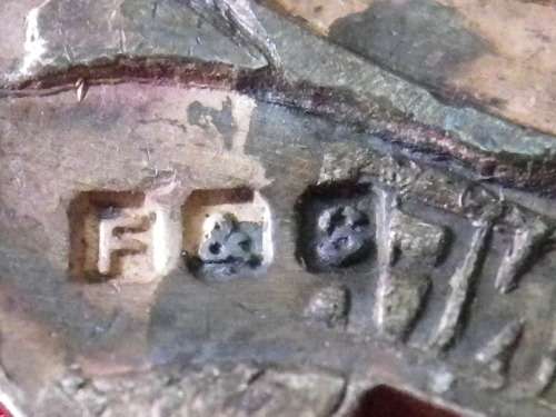 RHODESIAN LIGHT INFANTRY - OFFICERS HALLMARKED SILVER QC BERET BADGE - LUGS REMOVED  (8180)